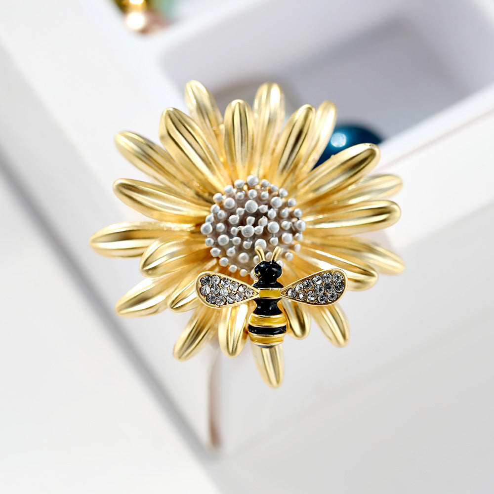 Bee daisy brooch